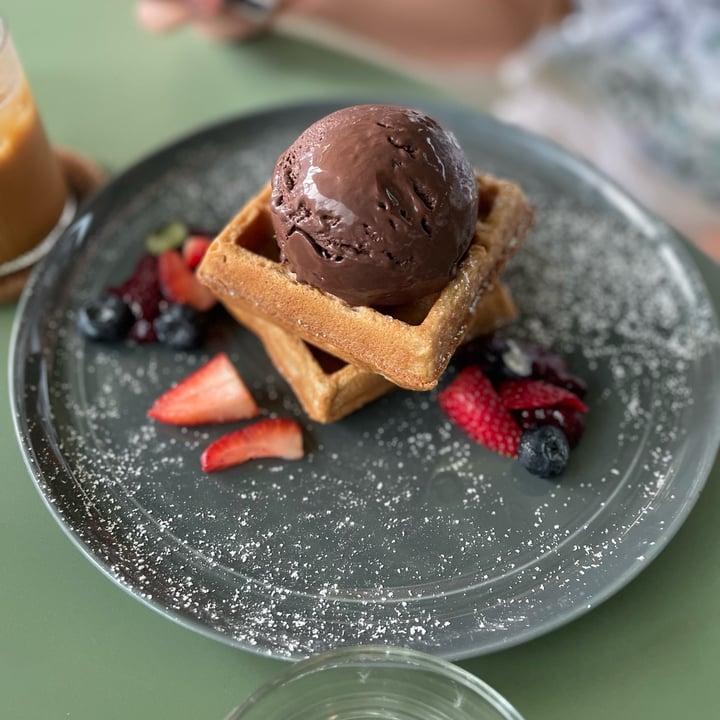 photo of East Coast Commune Forest Berries Waffles shared by @heruvimdi on  14 Nov 2022 - review