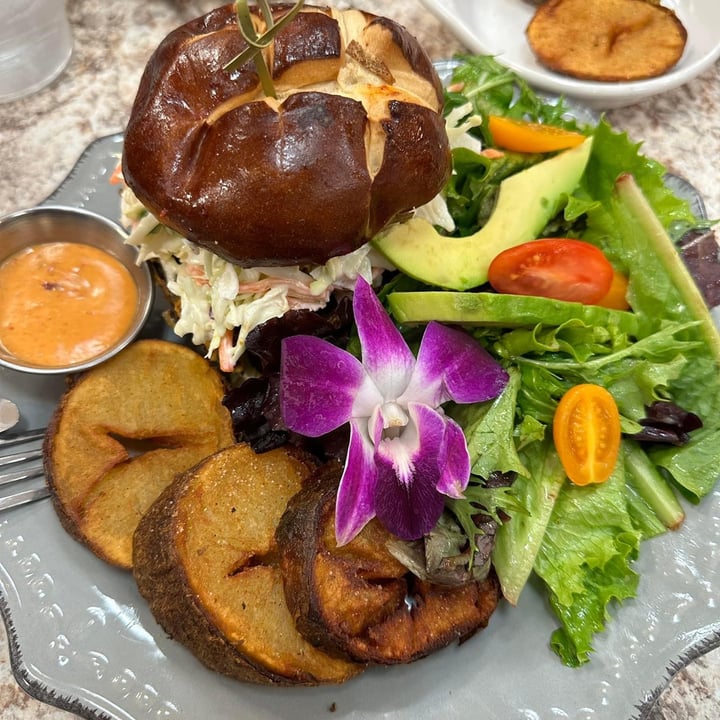 photo of Harvest Kitchen & Bakery Vegan Portabella Sandwich shared by @nmorton on  05 Feb 2023 - review