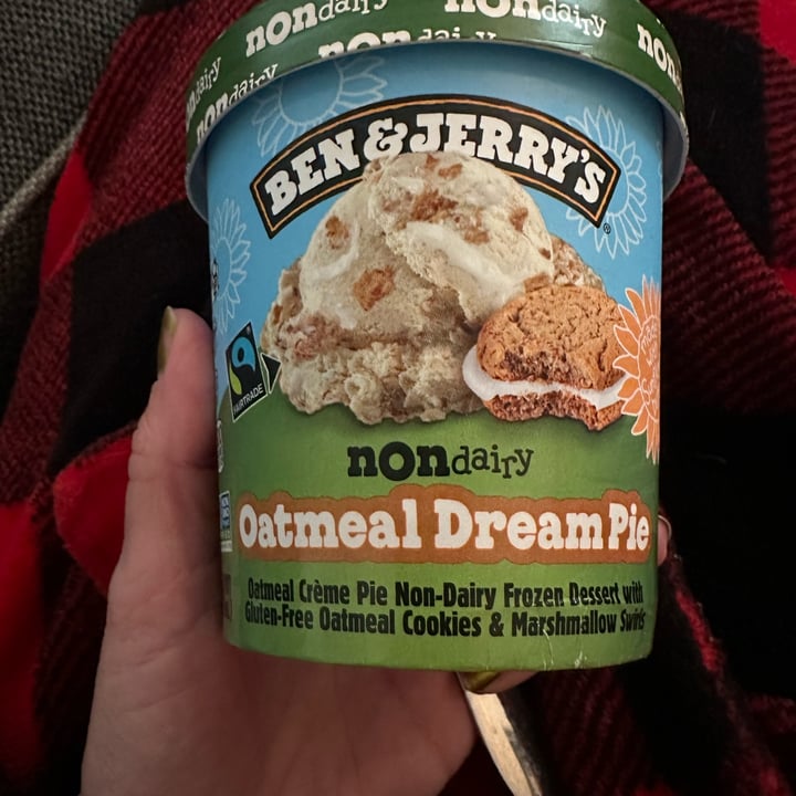 photo of Ben & Jerry's Oatmeal Dream Pie shared by @misscharlebois on  01 Feb 2023 - review