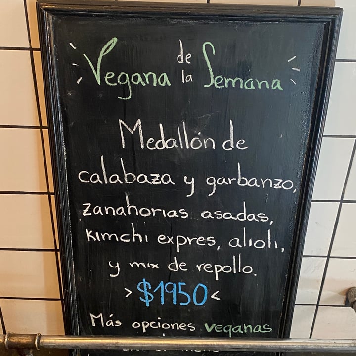 photo of El Banco Rojo Hamburguesa vegan de la semana shared by @veganiciousbab on  04 May 2023 - review