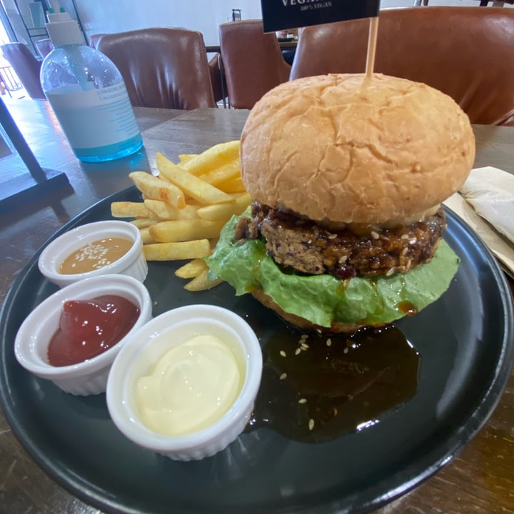 photo of Veganerie Nana Teriyaki Burger shared by @travnastyart on  24 Jun 2023 - review