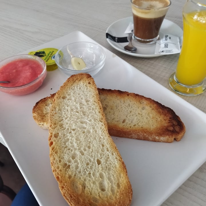 photo of La Isla Café Bar Desayuno Completo shared by @cirila on  02 May 2023 - review