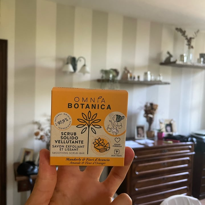 photo of Omnia Botanica Scrub Solido Vellutante Mandorle e Fiori d'Arancio shared by @elisatosi on  08 Aug 2023 - review