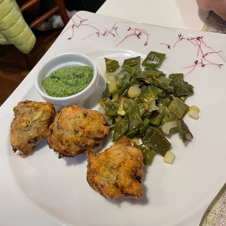 photo of Ristorante Vegano Biologico La Lanterna Frittelle di zucchine e funghi shitake con taccole al cipollotto e pesto di valeriana shared by @marirubbino on  03 May 2023 - review