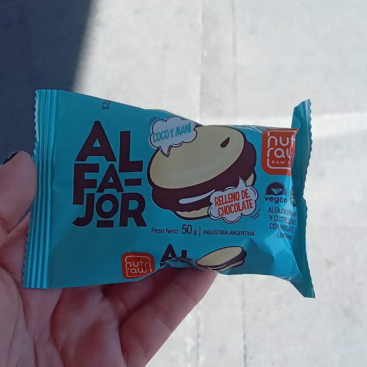 photo of Nutri Raw Alfajor de mani y coco relleno con chocolate shared by @veganicz on  16 Jul 2023 - review