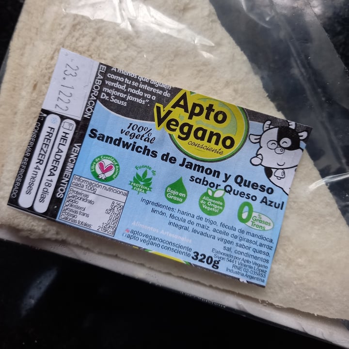 photo of Apto Vegano Consciente Sandwich de miga jamon y queso azul shared by @vanimomoko on  04 Jan 2023 - review