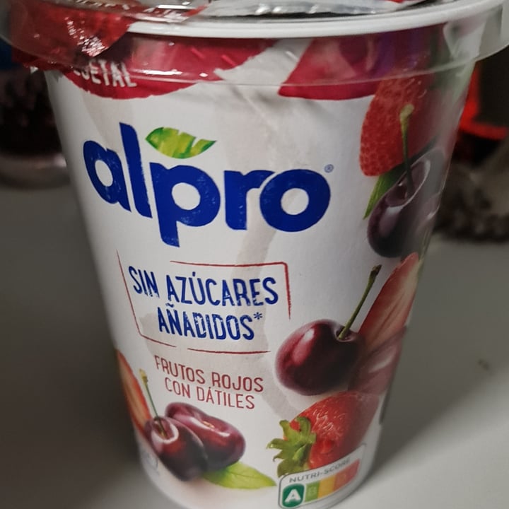 photo of Alpro Yogur Frutos rojos con dátiles sin azúcar añadido shared by @fumateelviento on  12 Jun 2023 - review