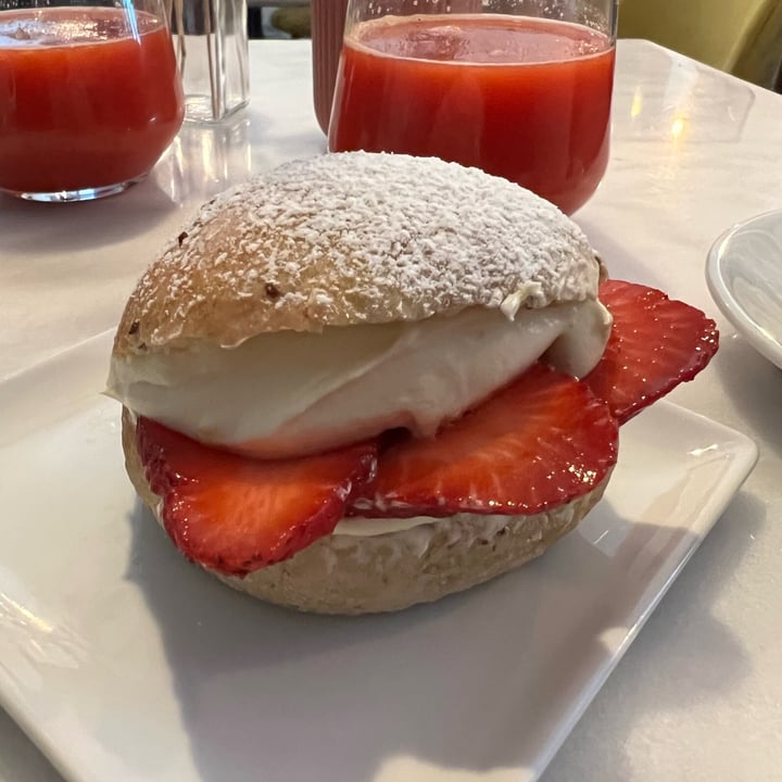 photo of Pasticceria Nepà maritozzo con fragole shared by @moccymoccy on  30 Apr 2023 - review