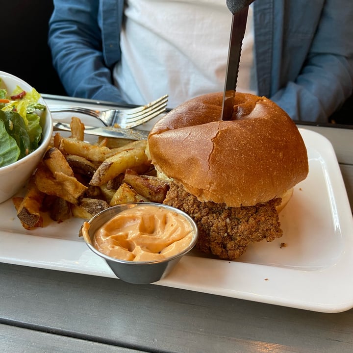 photo of MeeT in Yaletown Crispy Chickun Burger shared by @veggie-meg on  29 Mar 2023 - review