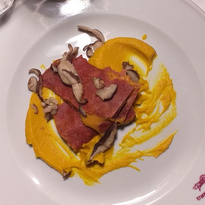 photo of La Colubrina Cannellone farcito servito con besciamella di carote e croccanti shiitake shared by @adeco on  08 Jan 2023 - review