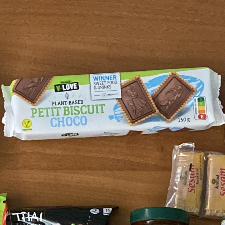 photo of Migros V-Love petit biscuits choco shared by @danilaaa on  14 Jul 2023 - review