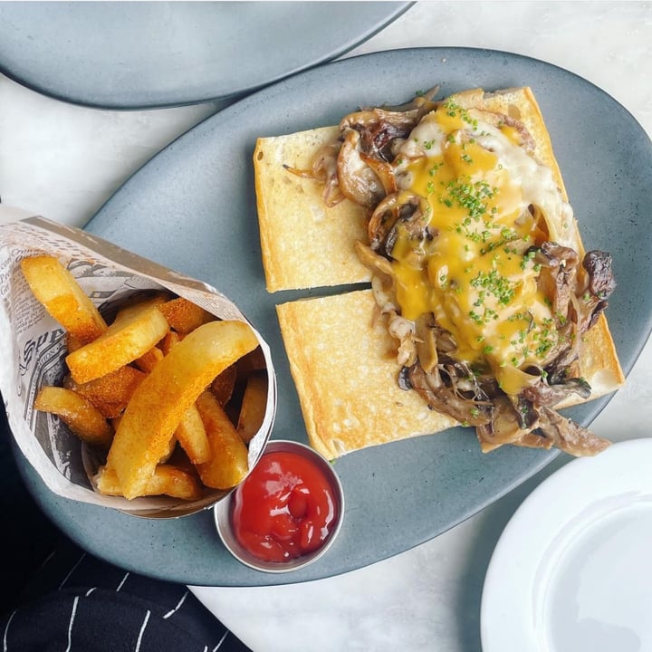 photo of Willow Vegan Bistro Philly Cheesesteak shared by @veganelizabeth on  12 May 2023 - review