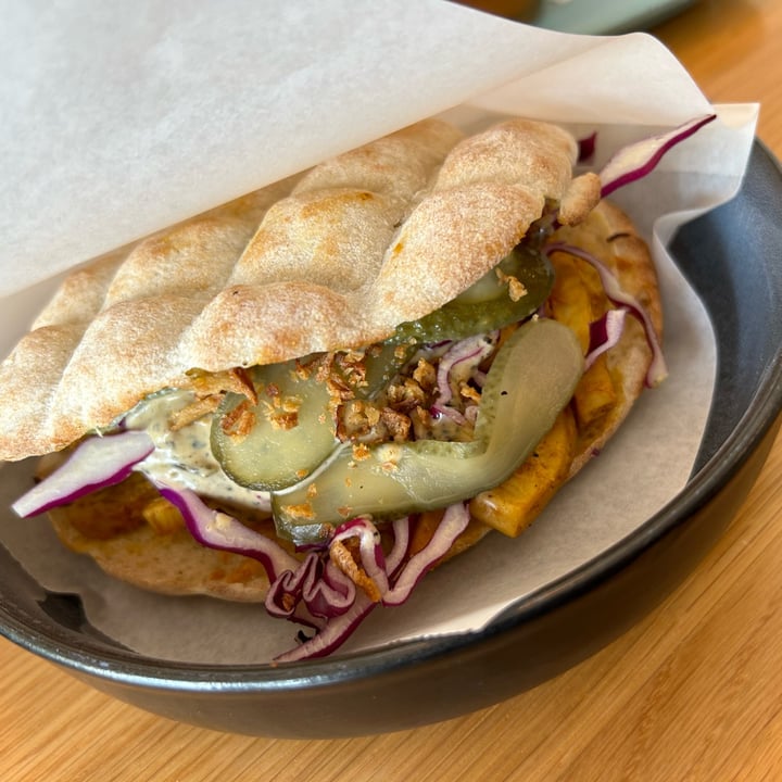 photo of Tolstoy - Plant-Based Eatery Pita Pastrami E Mustard shared by @wildeblicke on  08 Jul 2023 - review