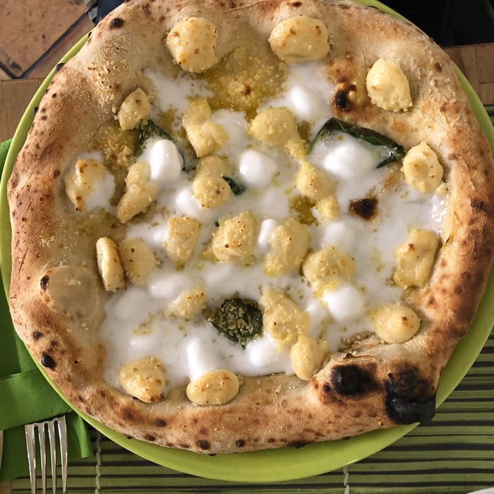 photo of Vitto Pitagorico pizza quattro formaggi vegan shared by @liatraballero on  23 Mar 2023 - review
