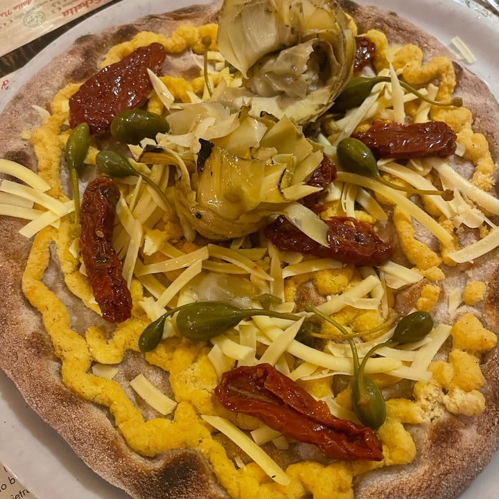 photo of ArVolo Ristorante Pizzeria Pizza Con Crema Di Lupini, Carciofi, Pomodori secchi e Fiori Di Cappero shared by @loveg on  17 May 2023 - review