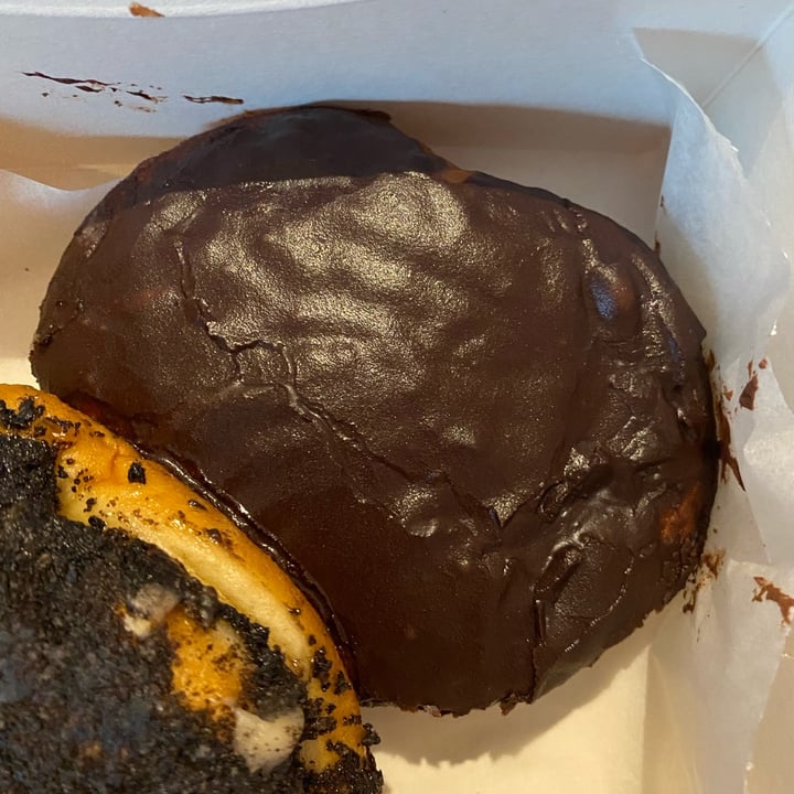photo of Delish Vegan Doughnuts Boston Cream shared by @giuliaghil on  10 Mar 2023 - review