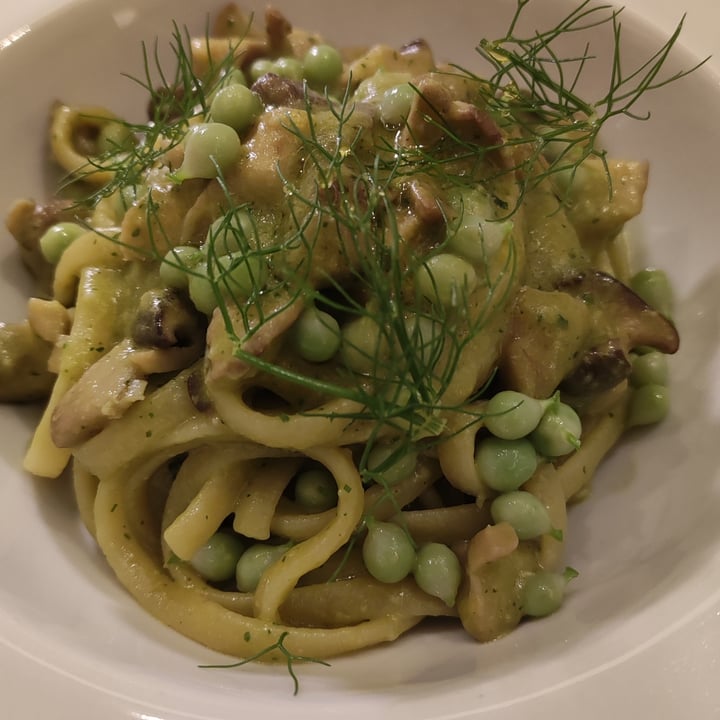 photo of Casa Palladino - Enosteria Contemporanea Linguine con virni, pisellini e crema di spinaci shared by @esperanzafumilla on  18 May 2023 - review