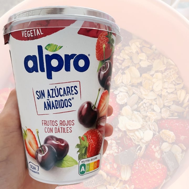 photo of Alpro Yogur Frutos rojos con dátiles sin azúcar añadido shared by @sophiegiuge on  08 May 2023 - review