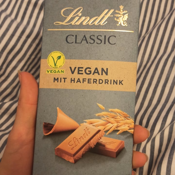 photo of Lindt Classic Vegan Mit Haferdrink shared by @annamiou on  23 Dec 2022 - review