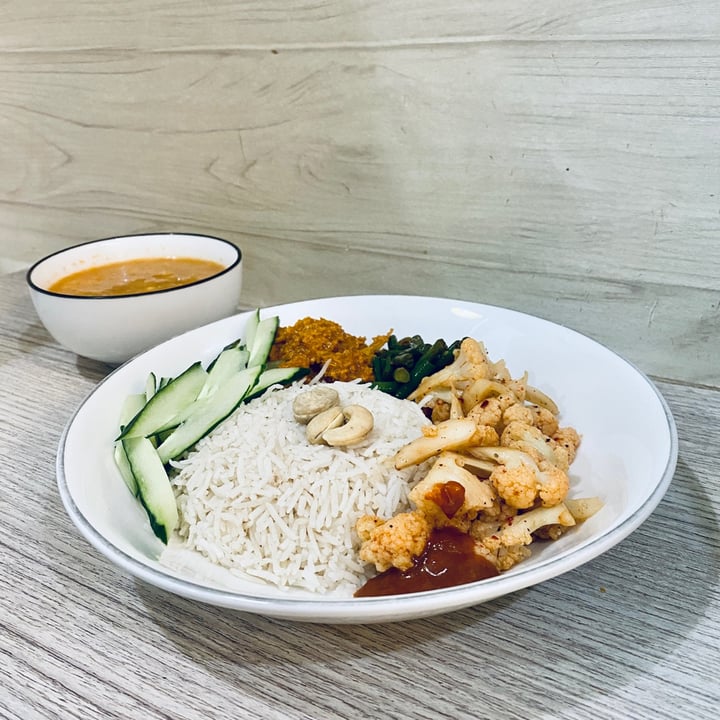 photo of Simple Lifestyle Healthy Vegetarian Cafe Vegan Nasi Lemak shared by @vikas on  19 Nov 2022 - review