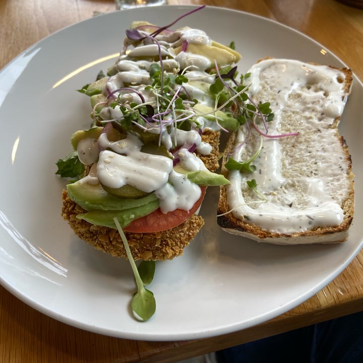 photo of Kaylee's Eatery Avo schnitzel sandwich shared by @joshbenjamin on  27 Mar 2023 - review