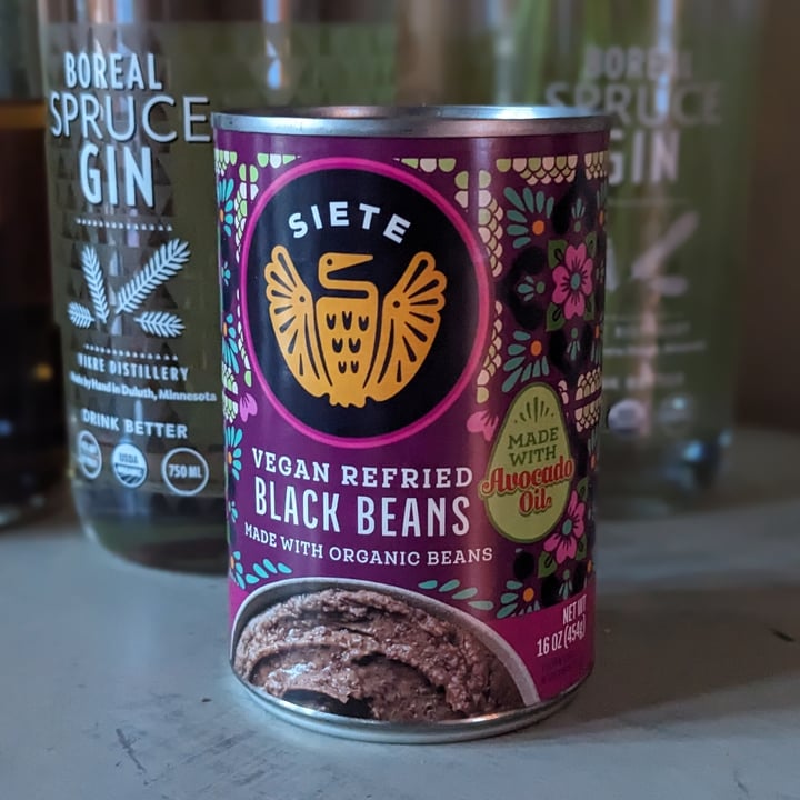 photo of Siete Family Foods Vegan Refried Black Beans shared by @iszy on  03 Aug 2023 - review