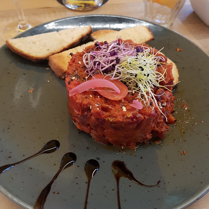 photo of La Commanderie Tartare Di Barbabietole E Pomodorini Secchi Con Contorno Di Misticanza shared by @cri1966 on  06 Aug 2023 - review