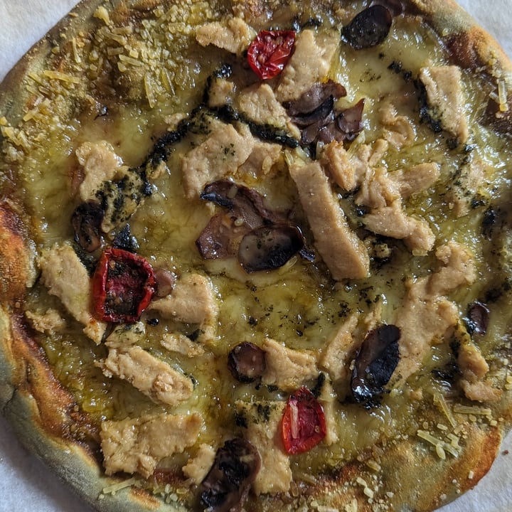 photo of Yes But. Pizza sabor pollo, con cherry y pesto shared by @marthu09 on  08 Mar 2023 - review