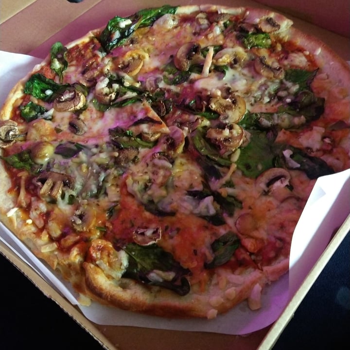 photo of Iwtopia Deli Mushroom And Spinach Pizza shared by @fluffybees on  11 Apr 2023 - review