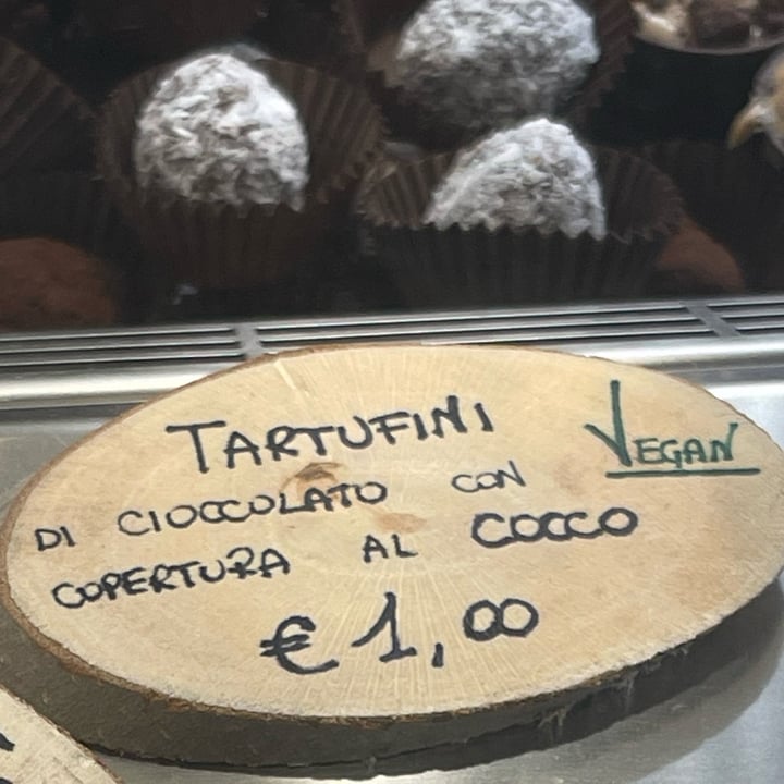 photo of Pasticceria Naturalmente Merci Tartufini Cioccolato E Cocco shared by @loveg on  28 Feb 2023 - review