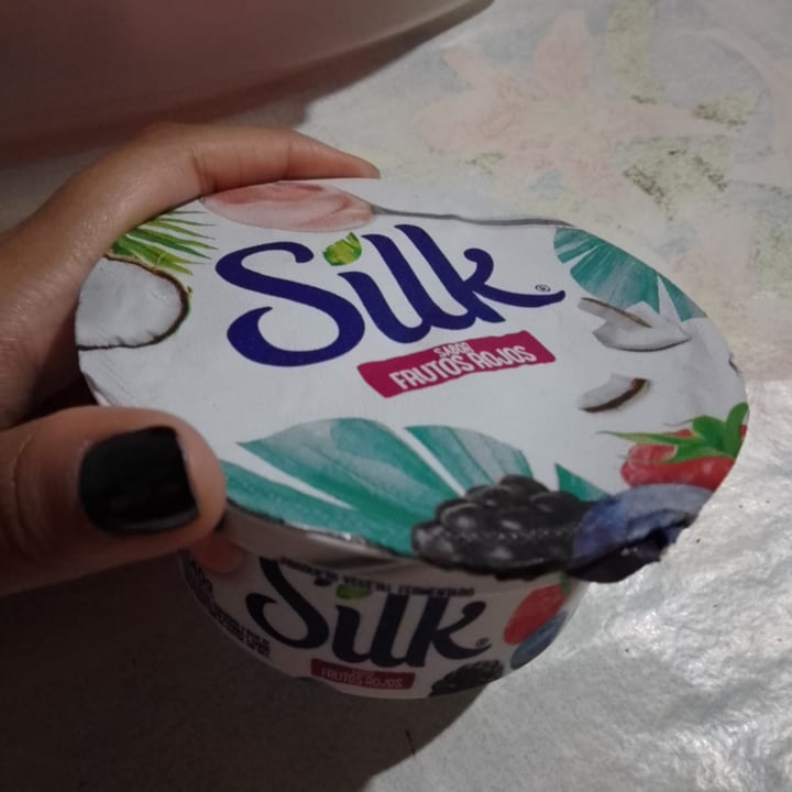 photo of Silk yogurt a base de coco con frutos rojos shared by @melipetrucelli on  25 Jan 2023 - review