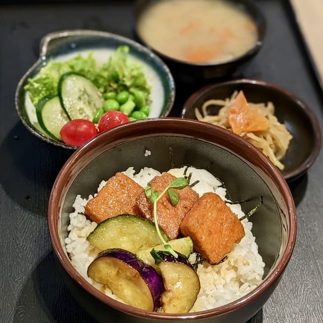 「Salmoniee Don Teishoku」の料理の写真