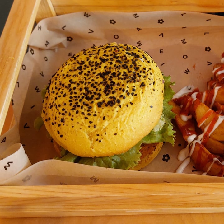 photo of Flower Burger Funky Cecio shared by @ise93 on  18 Jun 2023 - review