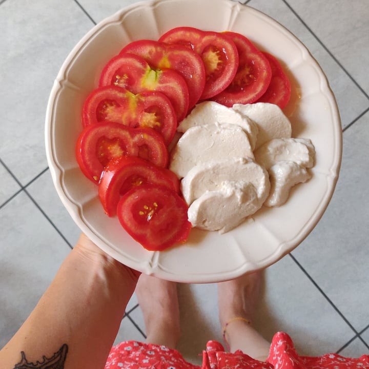 photo of Dreamfarm Alternativa vegetale alla mozzarella shared by @lerbaccia on  29 Jul 2023 - review