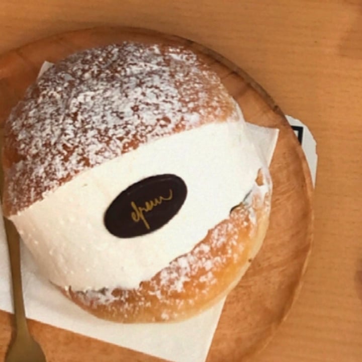 photo of Efrem - Caffetteria, Pasticceria, Cucina Maritozzo Panna E Pistacchio shared by @susimix on  04 Feb 2023 - review