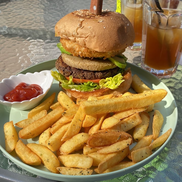 photo of Yizak Vegan food vurger rey david shared by @patty4 on  20 May 2023 - review