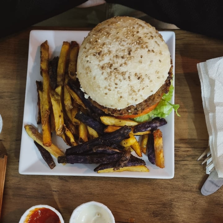 photo of Organic Lovers Torino American Burger Con Patatine shared by @lindalin on  22 Jan 2023 - review
