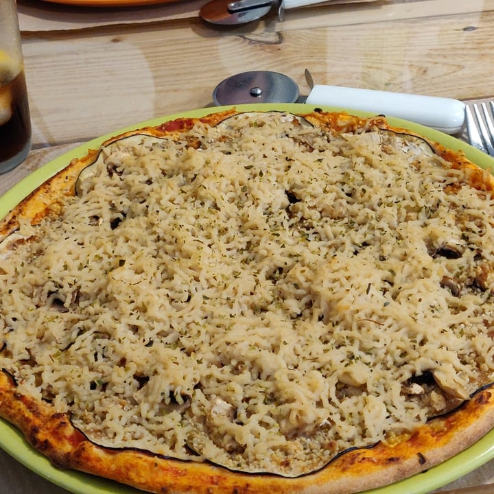 photo of Dolce Pizza y Los Veganos Pizza parmigiana vegana shared by @gitaneta on  28 Feb 2023 - review
