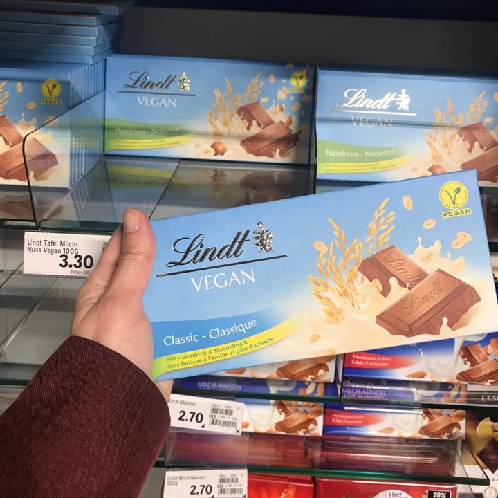 photo of Lindt chocolate Lindt vegan classic shared by @signorinaluciana on  02 May 2023 - review