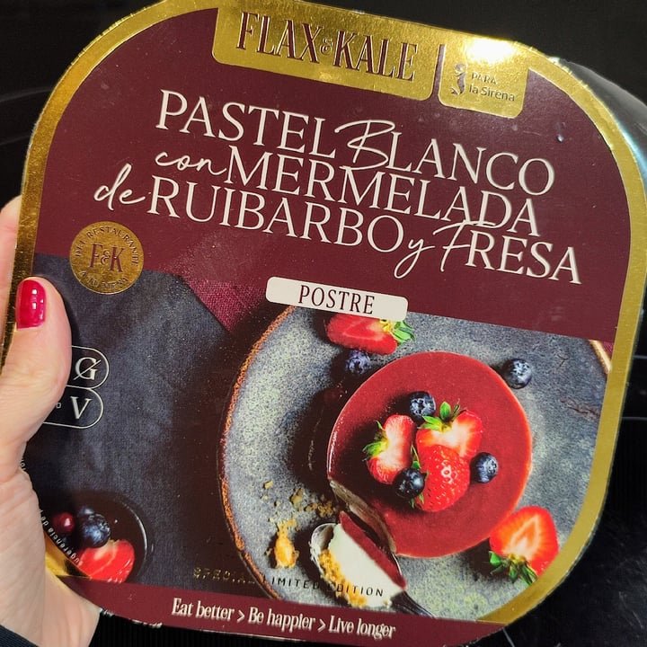 photo of Flax & Kale Pastel blanco con mermelada de ruibarbo y fresa shared by @veggievallde on  02 Feb 2023 - review