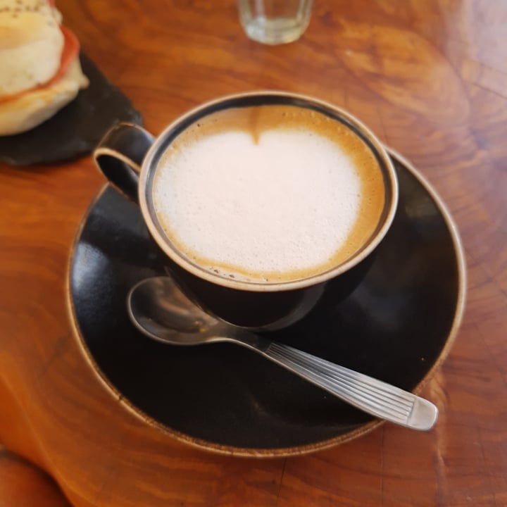 photo of Wara espacio saludable Café con leche de almendras shared by @tinchotomatito on  07 Apr 2023 - review