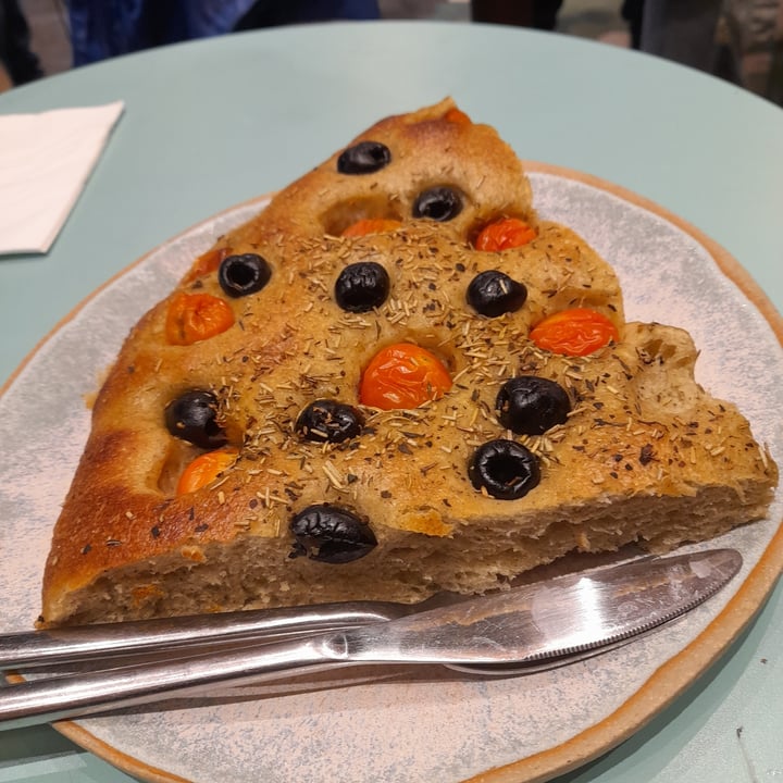 photo of Land&Monkeys Focaccia Tomates Olives shared by @alice50 on  04 Feb 2023 - review