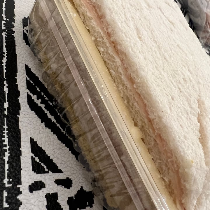 photo of No Vivas de Ensalada Sandwich de Jamón y queso pan blanco shared by @gaby-miss-x on  03 Aug 2023 - review