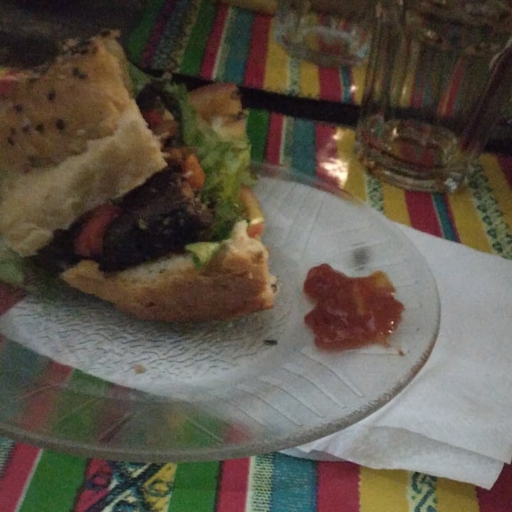 photo of El Bodegón de Oro hamburguesa porotos negro shared by @mechu on  27 Feb 2023 - review