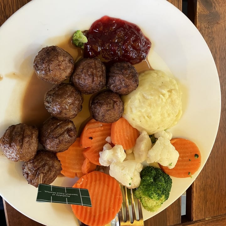 photo of IKEA Restaurant plant balls with mashed potato and mixed vegetables shared by @cheddarhamster on  28 Apr 2023 - review