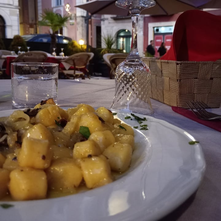 photo of Nabucco ristorante tipico gnocchi con cipolla di Isernia e tartufo shared by @3ric4 on  15 Aug 2023 - review