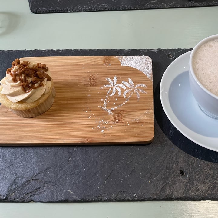 photo of Green Island Bistro seitan flatbread and biscoff cupcake shared by @sarajane22 on  08 Mar 2023 - review