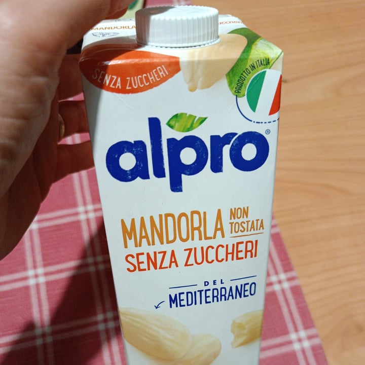 photo of Alpro bevanda mandorla senza zuccheri shared by @elyyveg on  29 May 2023 - review