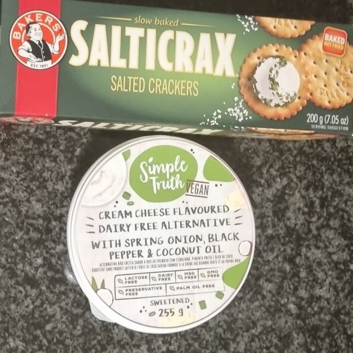 photo of Simple Truth Cream Cheese - Spring Onion, Black Pepper And Coconut Oil shared by @sunshineyum on  31 May 2023 - review