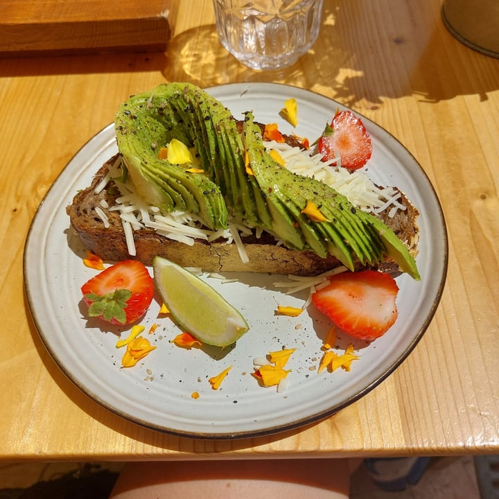 photo of Nibs Healthy Bar Avocado Toast shared by @elettarga on  08 Aug 2023 - review